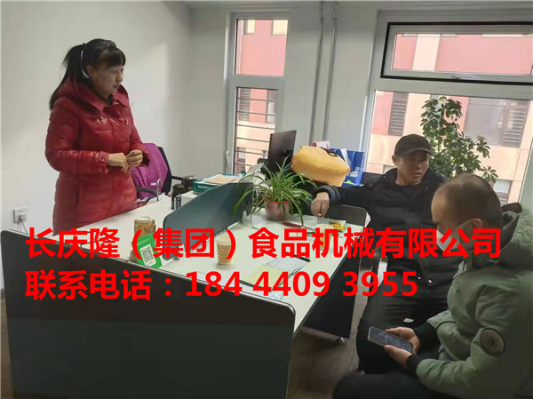 鐵嶺王先生三年前購買了中型干豆腐機全套設備，今天再次回公司特殊訂制雙加熱豆漿鍋。感謝老客戶的支持與信任，我們會繼續努力，一路前行！ (3).jpg