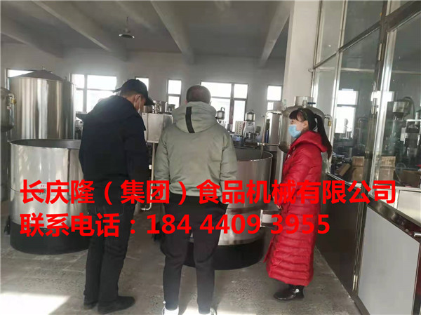 鐵嶺王先生三年前購買了中型干豆腐機全套設備，今天再次回公司特殊訂制雙加熱豆漿鍋。感謝老客戶的支持與信任，我們會繼續努力，一路前行！ (2).jpg