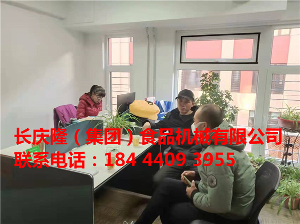 鐵嶺王先生三年前購買了中型干豆腐機全套設備，今天再次回公司特殊訂制雙加熱豆漿鍋。感謝老客戶的支持與信任，我們會繼續努力，一路前行！ (4).jpg