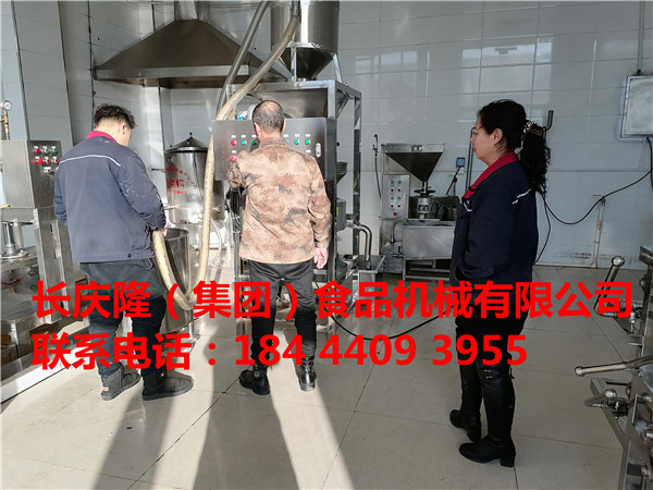 黑龍江客戶看中了俄羅斯的豆制品市場，經(jīng)過多方考察了解，在長慶隆購買了中型全自動干豆腐生產(chǎn)線，四工位氣動大豆腐機(jī)全套設(shè)備，經(jīng)過系統(tǒng)學(xué)習(xí)后，設(shè)備將發(fā)往俄羅斯，走出國門做豆腐。長慶隆祝您事業(yè)興隆，財(cái)源廣進(jìn)。長慶隆有獨(dú)立出口權(quán)，想去國外做豆腐的朋友，長慶隆歡迎您。 (2).jpg