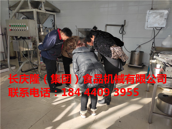 黑龍江客戶看中了俄羅斯的豆制品市場，經(jīng)過多方考察了解，在長慶隆購買了中型全自動干豆腐生產(chǎn)線，四工位氣動大豆腐機(jī)全套設(shè)備，經(jīng)過系統(tǒng)學(xué)習(xí)后，設(shè)備將發(fā)往俄羅斯，走出國門做豆腐。長慶隆祝您事業(yè)興隆，財(cái)源廣進(jìn)。長慶隆有獨(dú)立出口權(quán)，想去國外做豆腐的朋友，長慶隆歡迎您。 (3).jpg