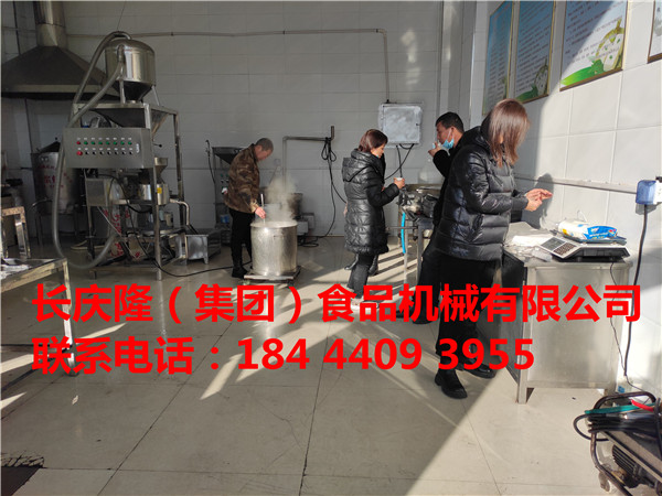 黑龍江客戶看中了俄羅斯的豆制品市場，經(jīng)過多方考察了解，在長慶隆購買了中型全自動干豆腐生產(chǎn)線，四工位氣動大豆腐機(jī)全套設(shè)備，經(jīng)過系統(tǒng)學(xué)習(xí)后，設(shè)備將發(fā)往俄羅斯，走出國門做豆腐。長慶隆祝您事業(yè)興隆，財(cái)源廣進(jìn)。長慶隆有獨(dú)立出口權(quán)，想去國外做豆腐的朋友，長慶隆歡迎您。 (6).jpg