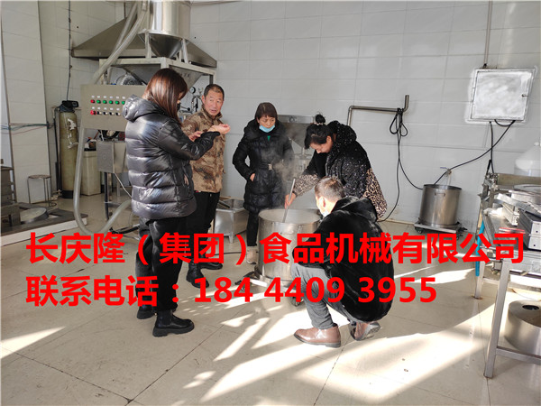 黑龍江客戶看中了俄羅斯的豆制品市場，經(jīng)過多方考察了解，在長慶隆購買了中型全自動干豆腐生產(chǎn)線，四工位氣動大豆腐機(jī)全套設(shè)備，經(jīng)過系統(tǒng)學(xué)習(xí)后，設(shè)備將發(fā)往俄羅斯，走出國門做豆腐。長慶隆祝您事業(yè)興隆，財(cái)源廣進(jìn)。長慶隆有獨(dú)立出口權(quán)，想去國外做豆腐的朋友，長慶隆歡迎您。 (5).jpg