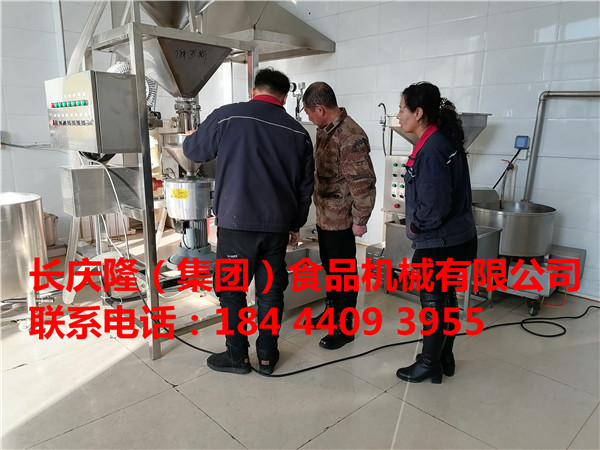 黑龍江客戶看中了俄羅斯的豆制品市場，經(jīng)過多方考察了解，在長慶隆購買了中型全自動干豆腐生產(chǎn)線，四工位氣動大豆腐機(jī)全套設(shè)備，經(jīng)過系統(tǒng)學(xué)習(xí)后，設(shè)備將發(fā)往俄羅斯，走出國門做豆腐。長慶隆祝您事業(yè)興隆，財(cái)源廣進(jìn)。長慶隆有獨(dú)立出口權(quán)，想去國外做豆腐的朋友，長慶隆歡迎您。 (4).jpg