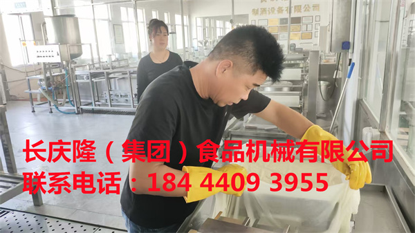 內(nèi)蒙古通遼孟先生二人在長(zhǎng)慶隆公司購(gòu)買了大豆腐機(jī)全套設(shè)備，正在簽單中 (3).jpg