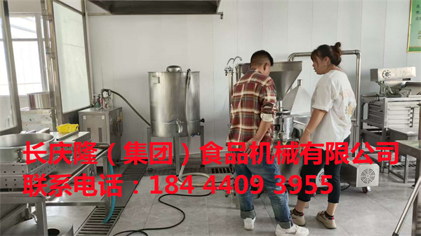 內(nèi)蒙古通遼孟先生二人在長(zhǎng)慶隆公司購(gòu)買了大豆腐機(jī)全套設(shè)備，正在簽單中 (4).jpg
