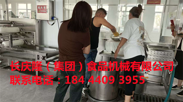 內(nèi)蒙古通遼孟先生二人在長(zhǎng)慶隆公司購(gòu)買了大豆腐機(jī)全套設(shè)備，正在簽單中 (5).jpg