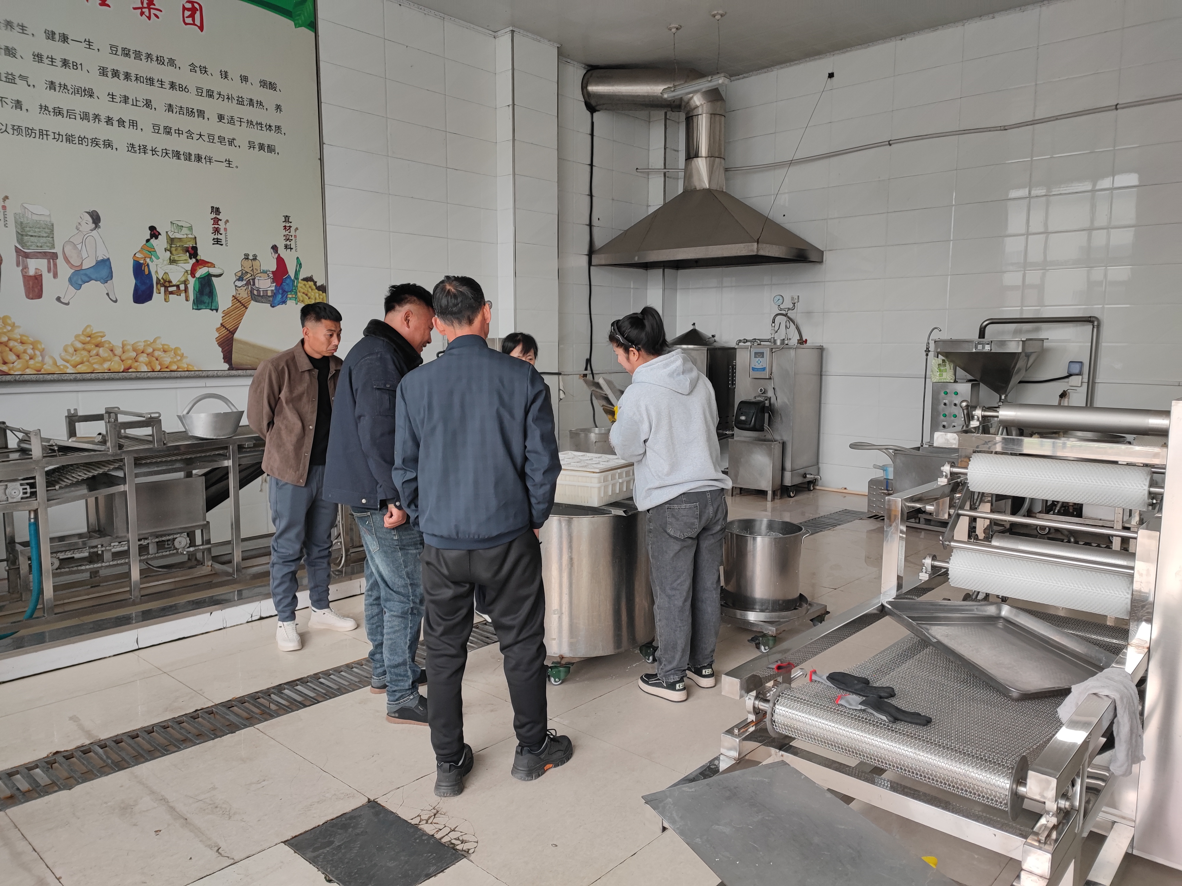磐石客戶購買大豆腐機全套設備簽約完成，感謝客戶長慶隆的支持與信任，長慶隆祝客戶創業致富，奔向小康之路！ (5).jpg