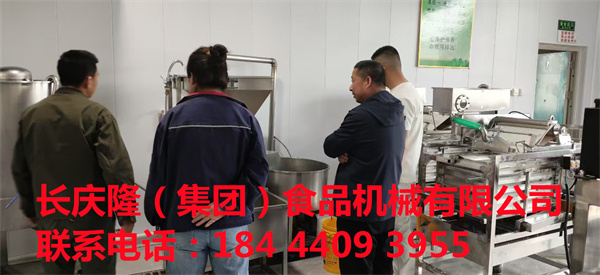 沈陽(yáng)查先生在長(zhǎng)慶隆公司購(gòu)買了150型單磨組合磨漿機(jī)、煮漿鍋、燃?xì)忮仩t、大豆腐機(jī)和仿手工干豆腐機(jī)等全套設(shè)備，開始學(xué)習(xí)！！ (6).jpg