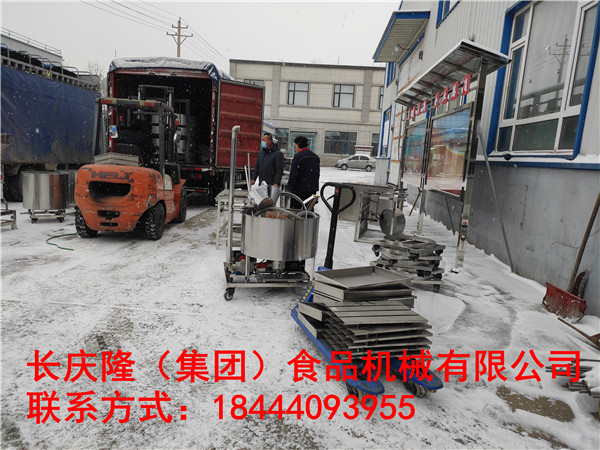 河北滄州客戶大豆腐機全套設備裝車發(fā)貨 (3).jpg