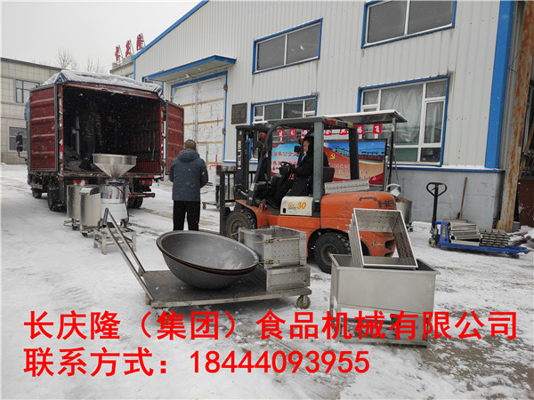 河北滄州客戶大豆腐機全套設備裝車發(fā)貨 (2).jpg