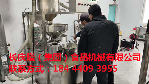 大連張先生在長慶隆購買了臥式雙連磨漿機，小型干豆腐機等全套設備，掃碼交款合同簽單中。 (3).jpg