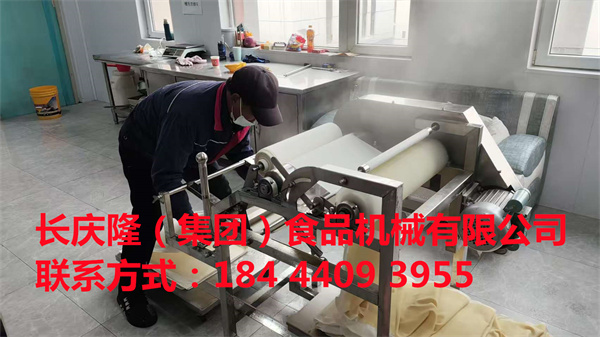 大連張先生在長慶隆購買了臥式雙連磨漿機，小型干豆腐機等全套設備，掃碼交款合同簽單中。 (7).jpg