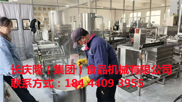 大連張先生在長慶隆購買了臥式雙連磨漿機，小型干豆腐機等全套設備，掃碼交款合同簽單中。 (5).jpg