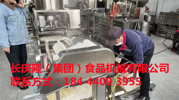 大連張先生在長慶隆購買了臥式雙連磨漿機，小型干豆腐機等全套設備，掃碼交款合同簽單中。 (2).jpg