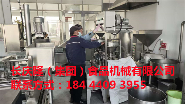 大連張先生在長慶隆購買了臥式雙連磨漿機，小型干豆腐機等全套設備，掃碼交款合同簽單中。 (8).jpg