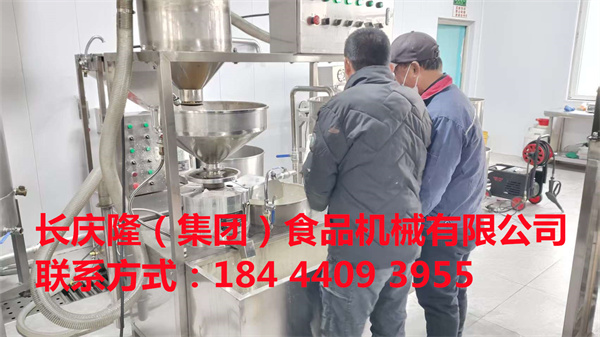 大連張先生在長慶隆購買了臥式雙連磨漿機，小型干豆腐機等全套設備，掃碼交款合同簽單中。 (4).jpg