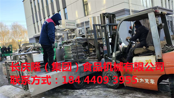 大連張先生在長慶隆購買了臥式雙連磨漿機，小型干豆腐機等全套設備，掃碼交款合同簽單中。 (1).jpg