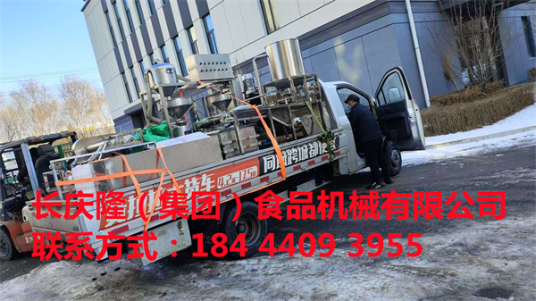 大連張先生在長慶隆購買了臥式雙連磨漿機，小型干豆腐機等全套設備，掃碼交款合同簽單中。 (6).jpg