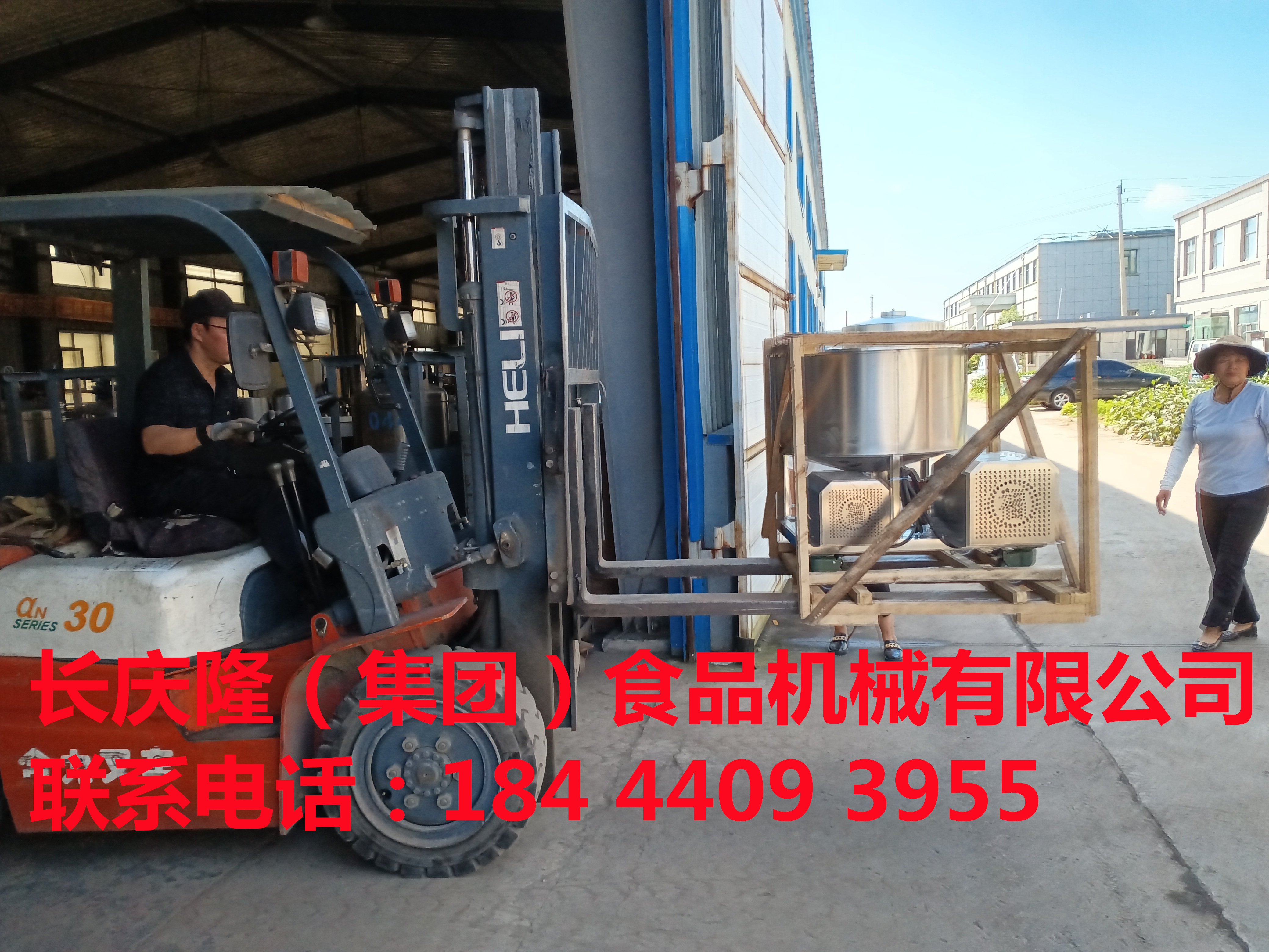 內蒙古興安盟客戶衣先生訂購的60型燃煤雙加熱煮漿鍋，氣動二工位大豆腐機，攪渣上渣機等全套設備裝車發貨中，長慶隆祝您生意興隆 (2).jpg