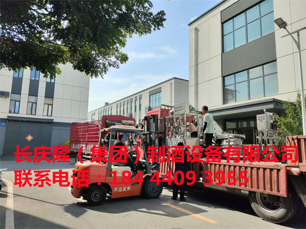遼寧鐵嶺王先生在長慶隆公司購買了150型真空吸豆臥室雙聯磨漿機、雙加熱煮漿鍋、小型全自動干豆腐機、氣動大豆腐機等全套設備學習完畢直接裝車發貨，長慶隆祝?王先生生意興隆，財源廣進，開業大吉 (1).jpg