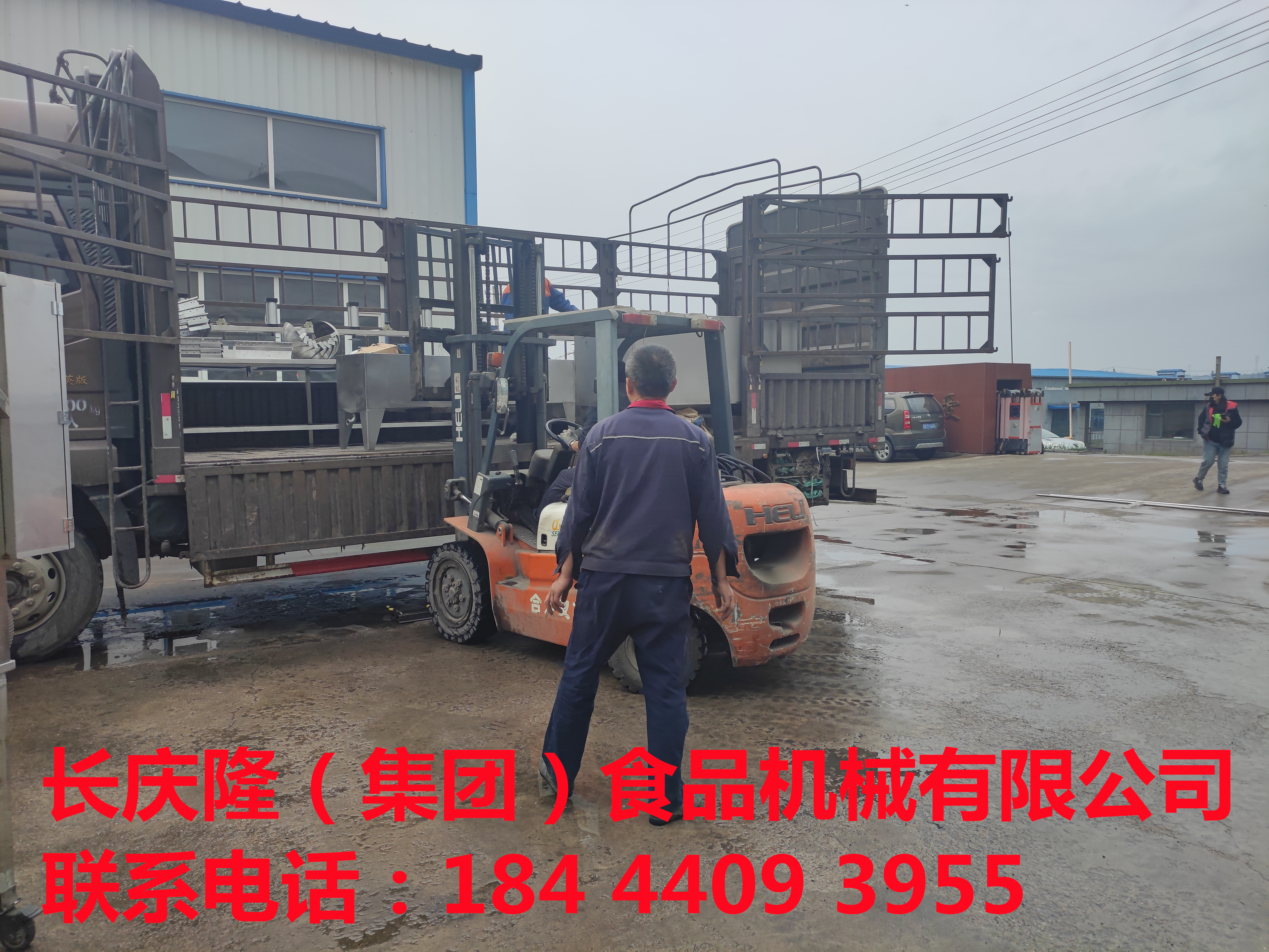 發(fā)往大慶的震動(dòng)篩，8工位氣動(dòng)大豆腐機(jī)等豆制品設(shè)備裝車發(fā)貨，感謝客戶對(duì)長(zhǎng)慶隆的支持與信任，長(zhǎng)慶隆祝客戶在豆制品創(chuàng)業(yè)的路上一路長(zhǎng)虹！ (3).jpg