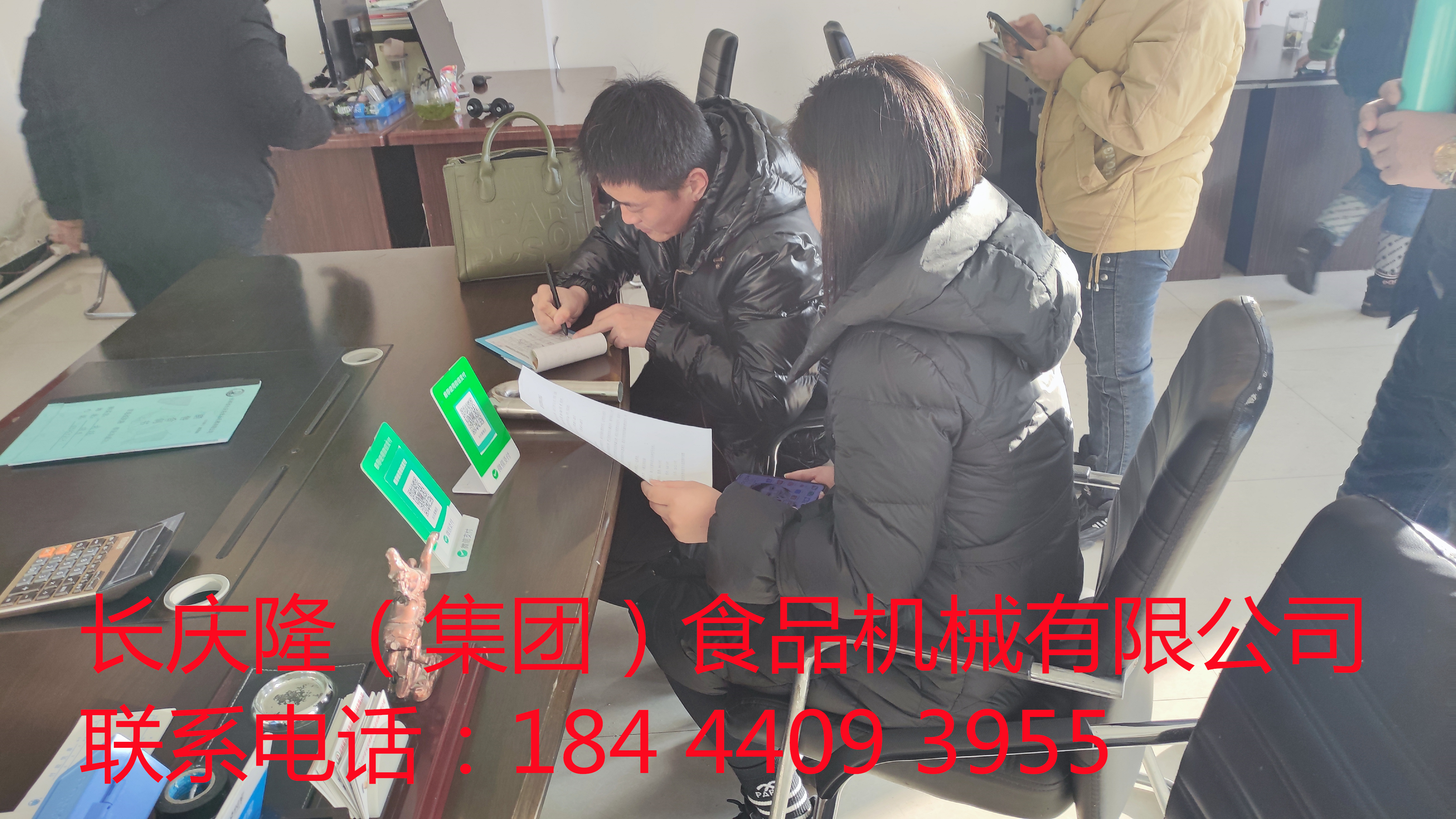 雞西劉老板購買大豆腐機全套設備正在簽約中，感謝客戶對長慶隆的支持與信任，長慶隆祝客戶生意興隆財源廣進，創業致富！ (4)_副本.jpg