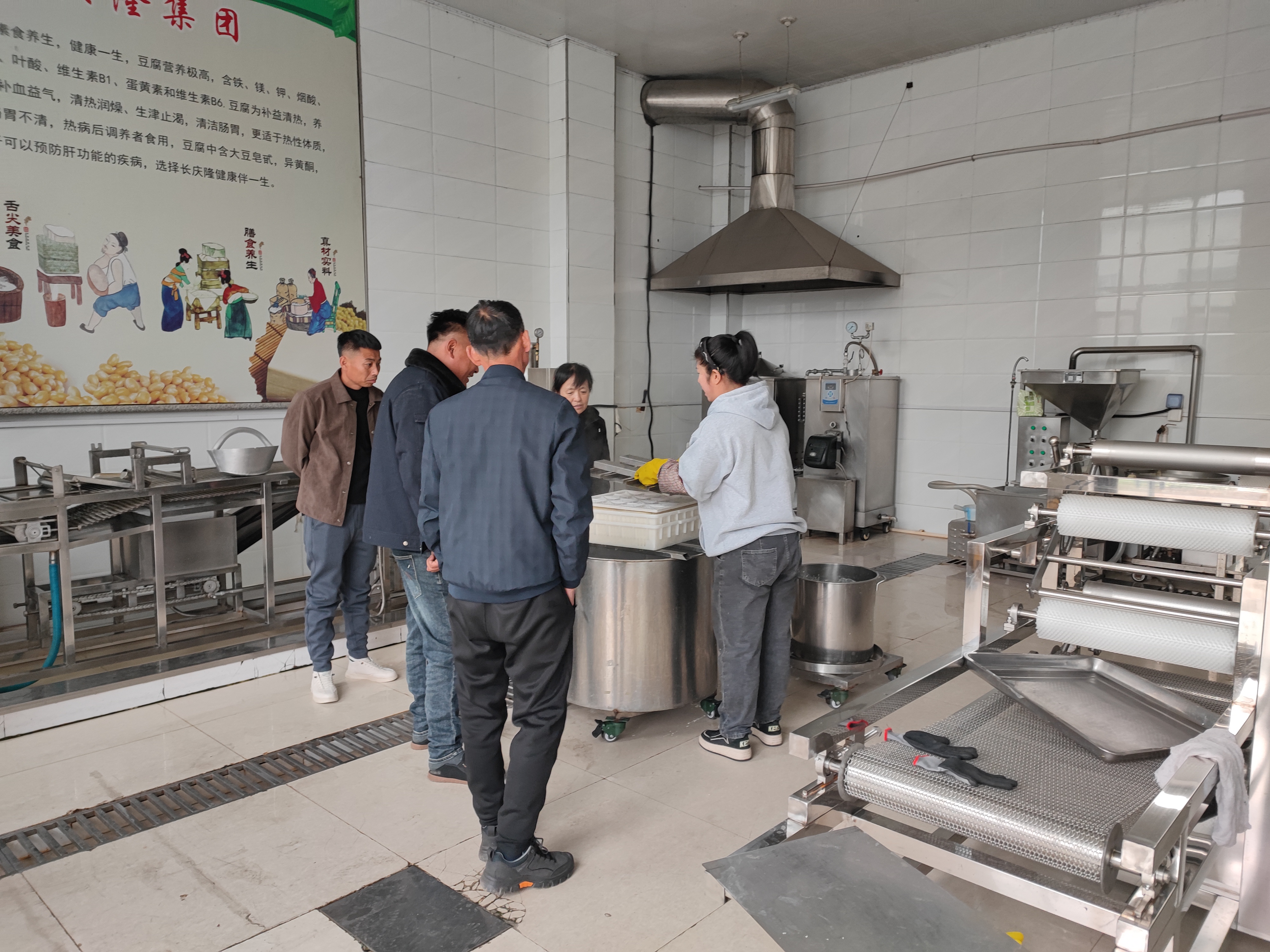 磐石客戶購買大豆腐機全套設備簽約完成，感謝客戶長慶隆的支持與信任，長慶隆祝客戶創業致富，奔向小康之路！ (1).jpg