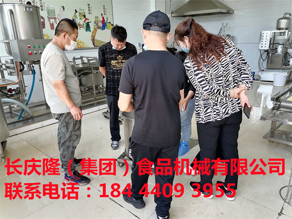 吉林客戶，自己開車來的，在長(zhǎng)慶隆購(gòu)買的小型雙聯(lián)磨漿機(jī)，電鍋爐，大豆腐模具等設(shè)備，直接裝車發(fā)走。長(zhǎng)慶隆祝您財(cái)源廣進(jìn)，心想事成。 (2).jpg