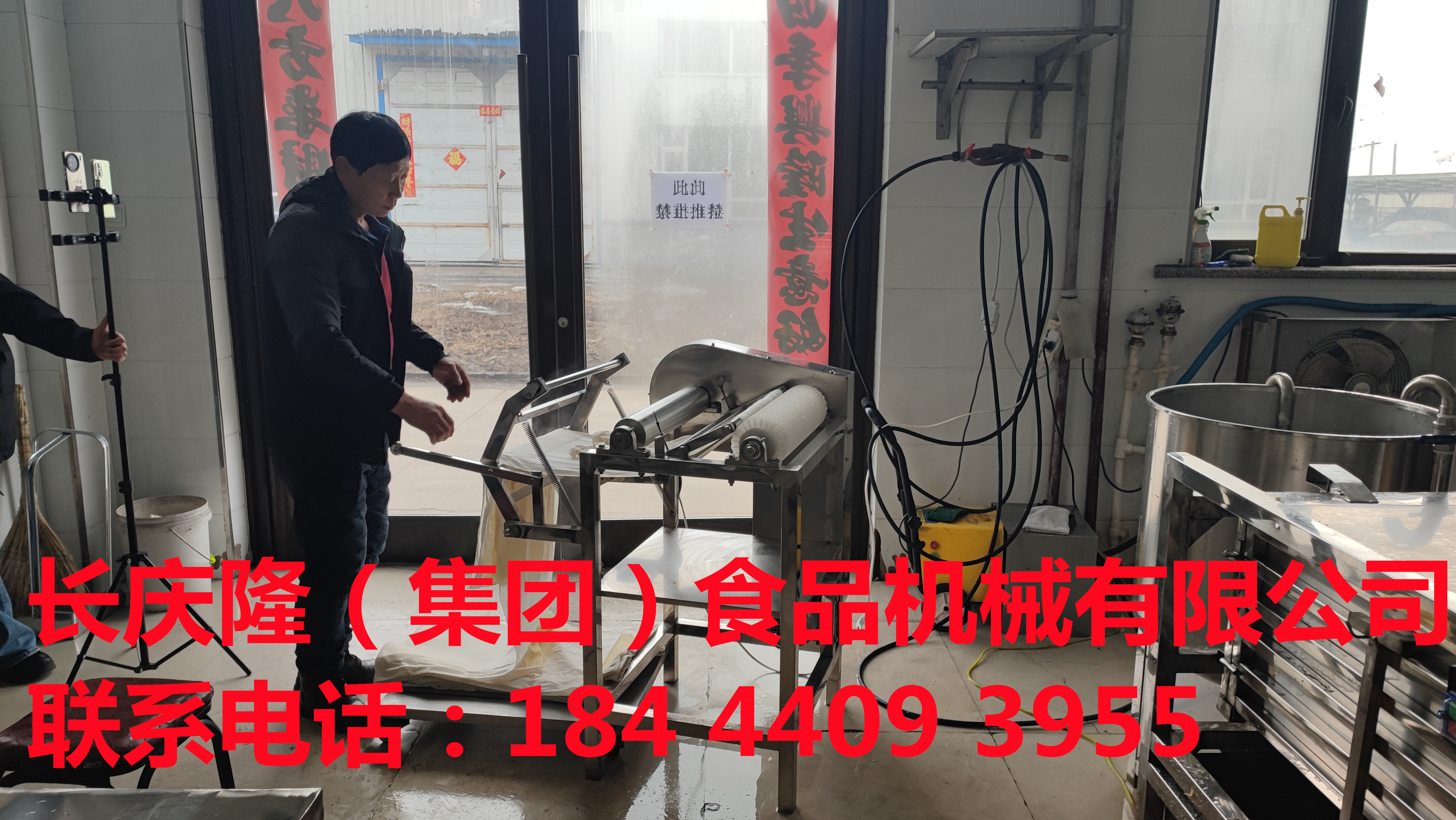 舒蘭客戶購買豆腐機全套設備現場學習中！?？蛻魟摌I致富，奔向小康之路！ (1)_副本.jpg