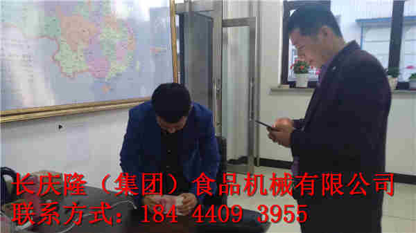 梅河口市郭先生在長(zhǎng)慶隆集團(tuán)食品機(jī)械公司購(gòu)買了柴油鍋爐、豆?jié){鍋和磨漿機(jī)組合。學(xué)習(xí)完畢直接裝車運(yùn)回家中。mmexport1572066320842.jpg