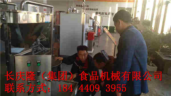 梅河口市郭先生在長(zhǎng)慶隆集團(tuán)食品機(jī)械公司購(gòu)買了柴油鍋爐、豆?jié){鍋和磨漿機(jī)組合。學(xué)習(xí)完畢直接裝車運(yùn)回家中。mmexport1572066318755.jpg