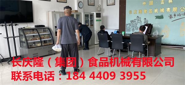 湖北省，藏老板今日來到公司，定購了豆制品設備，簽訂合同中，長慶隆集團感謝您的支持與信任，祝您生意興隆，財源廣進 (2).jpg