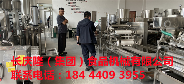 湖北省，藏老板今日來到公司，定購了豆制品設備，簽訂合同中，長慶隆集團感謝您的支持與信任，祝您生意興隆，財源廣進 (1).jpg