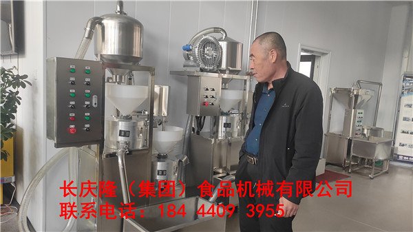 白城市趙先生在沈陽購買了雙連磨漿機(jī)、80型燃?xì)怆p加熱豆?jié){鍋、四工位氣動(dòng)大豆腐機(jī)等全套設(shè)備，當(dāng)天裝車發(fā)貨。 (2).jpg