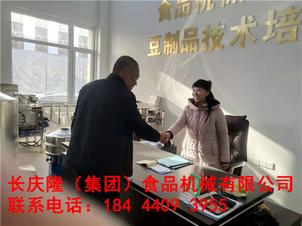 白城市趙先生在沈陽購買了雙連磨漿機(jī)、80型燃?xì)怆p加熱豆?jié){鍋、四工位氣動(dòng)大豆腐機(jī)等全套設(shè)備，當(dāng)天裝車發(fā)貨。 (1).jpg