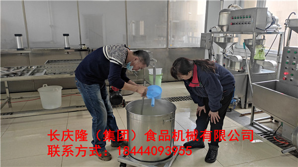 加格達奇關先生在沈陽總部購買了四工位氣動大豆腐機，150型單磨漿機組合，100型燃氣雙加熱豆漿鍋等全套設備，現在學習中 (5).jpg