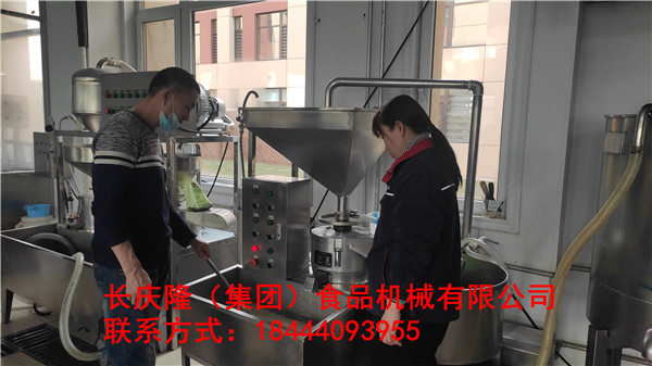 加格達奇關先生在沈陽總部購買了四工位氣動大豆腐機，150型單磨漿機組合，100型燃氣雙加熱豆漿鍋等全套設備，現在學習中 (6).jpg