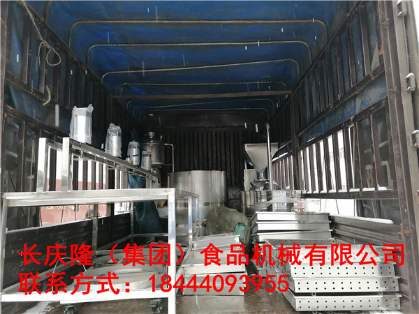 加格達奇關先生在沈陽總部購買了四工位氣動大豆腐機，150型單磨漿機組合，100型燃氣雙加熱豆漿鍋等全套設備，現在學習中0 (2).jpg
