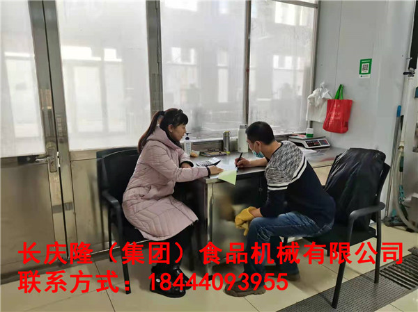 加格達奇關先生在沈陽總部購買了四工位氣動大豆腐機，150型單磨漿機組合，100型燃氣雙加熱豆漿鍋等全套設備，現在學習中 (4).jpg