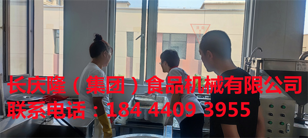 加格達奇徐女士三年前在長慶隆購買了大豆腐機全套設備，今天再次回購干豆腐機全套設備，感謝美女對長慶隆的認可，我們一定做好您堅實的后盾！ (1).jpg