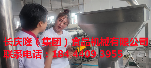 加格達奇徐女士三年前在長慶隆購買了大豆腐機全套設備，今天再次回購干豆腐機全套設備，感謝美女對長慶隆的認可，我們一定做好您堅實的后盾！ (2).jpg