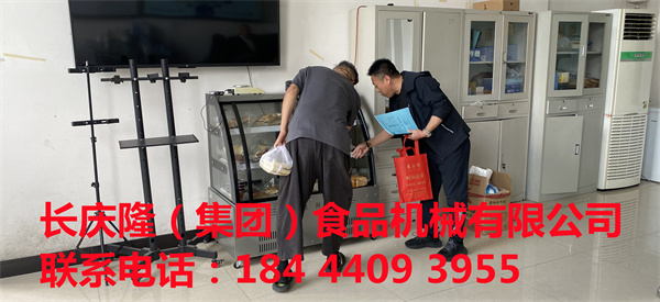 湖北省，藏老板今日來到公司，定購了豆制品設備，簽訂合同中，長慶隆集團感謝您的支持與信任，祝您生意興隆，財源廣進 (3).jpg