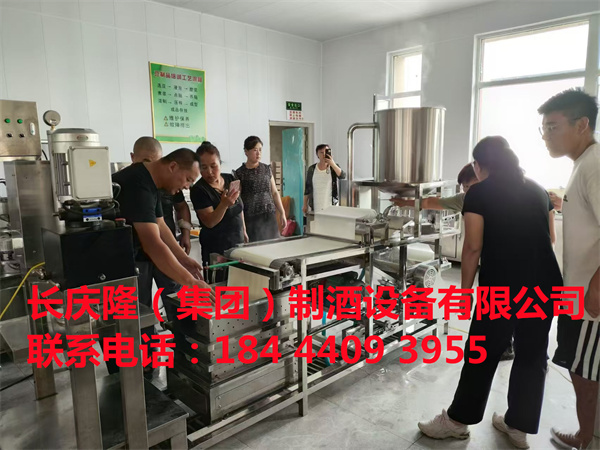 遼寧鐵嶺王先生在長慶隆公司購買了150型真空吸豆臥室雙聯磨漿機、雙加熱煮漿鍋、小型全自動干豆腐機、氣動大豆腐機等全套設備學習完畢直接裝車發貨，長慶隆祝?王先生生意興隆，財源廣進，開業大吉 (2).jpg