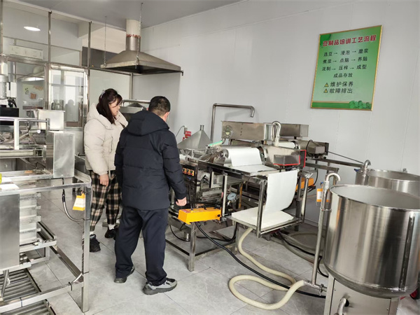 黑龍江伊春劉先生在長慶隆公司購買了150型單磨組合磨漿機、雙加熱煮漿鍋、仿手工干豆腐機、氣動大豆腐機等全套設備，正在簽單中 (1).jpg