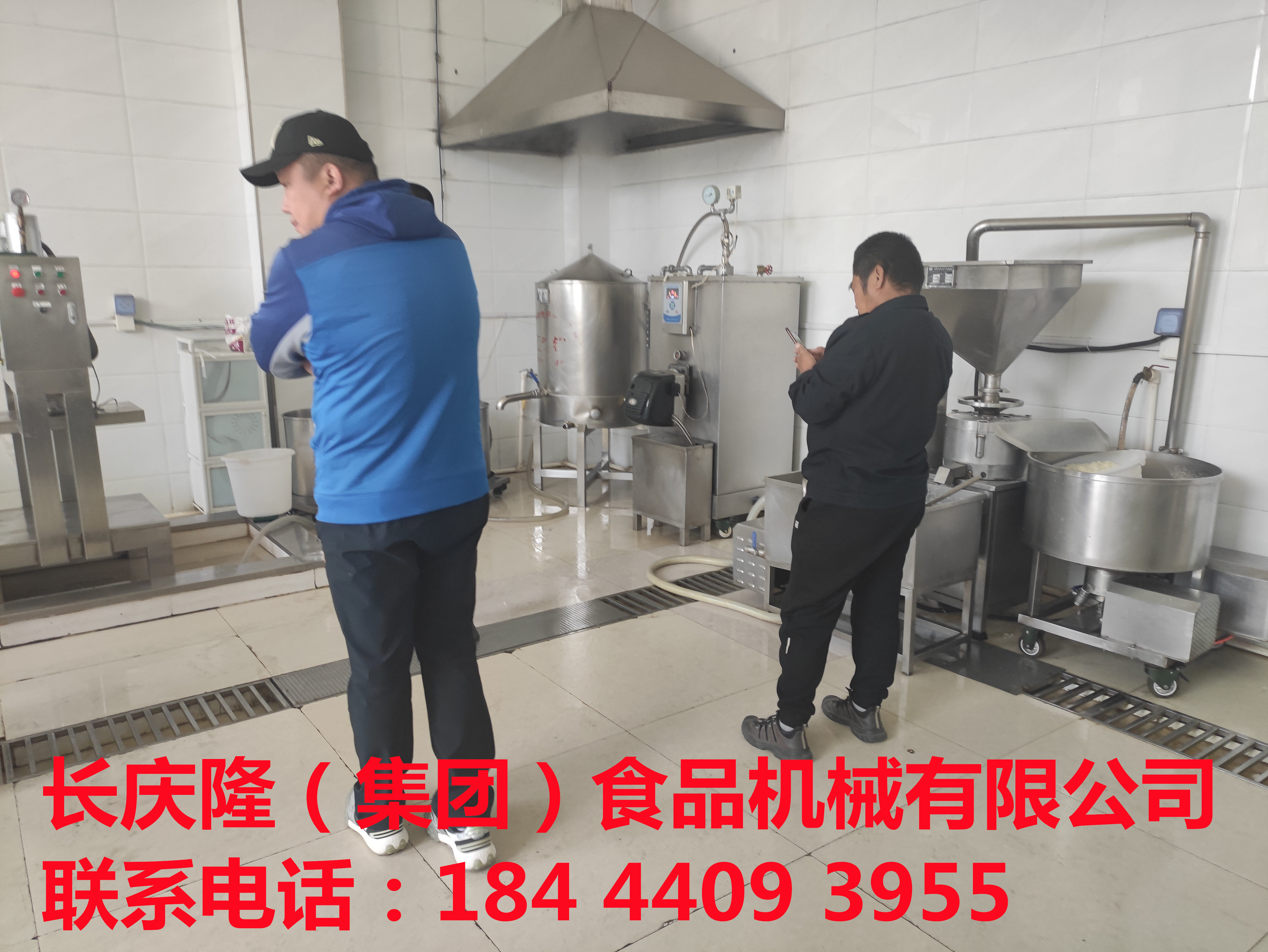 內蒙古莫奇客戶走訪多家豆制品廠后，來到長慶隆考察豆腐機設備，對設備與服務特別滿意，立即定購中型豆腐機生產線簽約完成，感謝客戶對長慶隆的支持與信任，長慶隆祝客戶生意興隆通四海，財源茂盛達三江！ (4)_副本.jpg