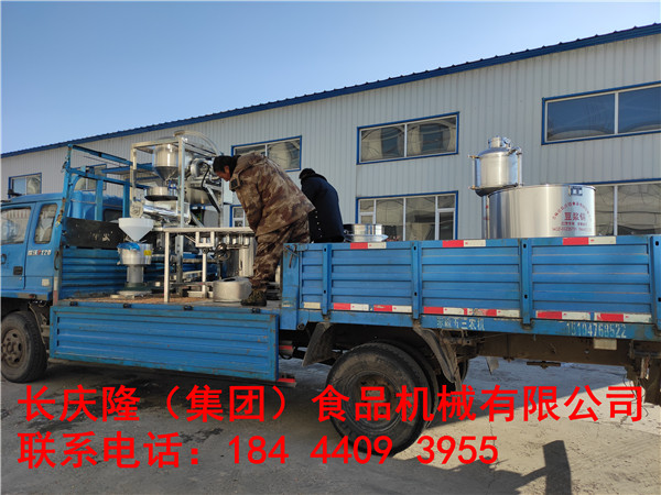 安圖客戶楊先生訂購的150型真空吸豆雙聯(lián)磨漿機組，60型燃煤雙加熱煮漿鍋，二工位大豆腐機等全套設備現(xiàn)在裝車發(fā)貨中，長慶隆祝您生意興隆 (1).jpg