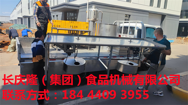 遼寧省燈塔市金先生的雙加熱豆?jié){鍋、兩工位大豆腐機、四工位大豆腐機等設(shè)備裝車發(fā)貨。 (2).jpg
