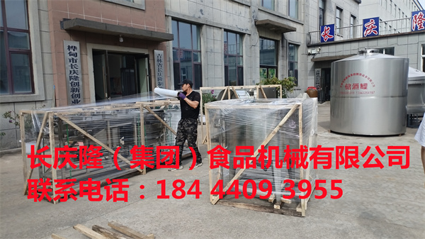 青海孫先生訂購的中型干豆腐機，大豆腐機等全套設(shè)備裝車發(fā)貨，感謝客戶千里之外的信任，長慶隆祝您創(chuàng)業(yè)致富，生意興隆，開業(yè)大吉 (2).jpg