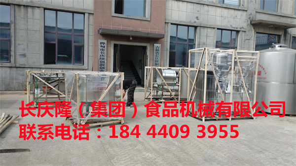 青海孫先生訂購的中型干豆腐機，大豆腐機等全套設(shè)備裝車發(fā)貨，感謝客戶千里之外的信任，長慶隆祝您創(chuàng)業(yè)致富，生意興隆，開業(yè)大吉 (3).jpg